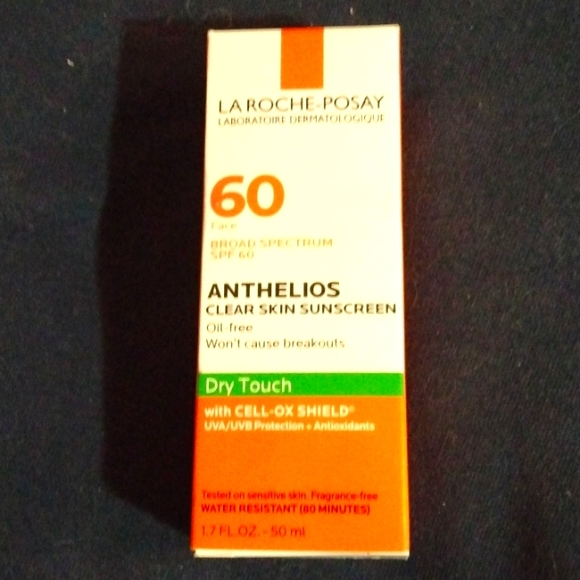 la roche-posay Other - La Roche-Posay Anthelios Clear Skin Dry Touch Sunscreen SPF 60
